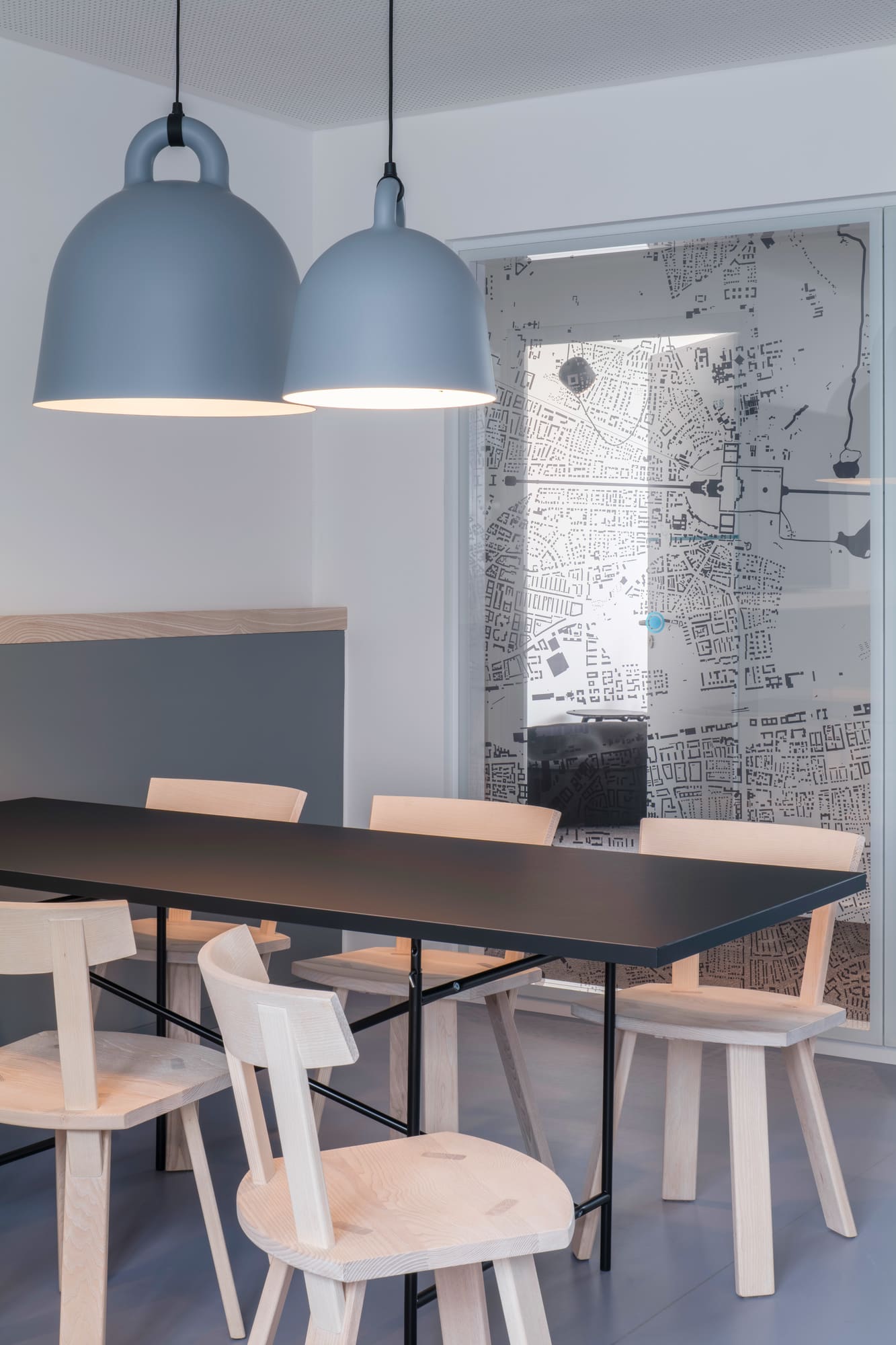 Gemeinschaftsbereich mit langem Tisch und Pendelleuchten – Smartwork: neue Bürowelten bei den Stadtwerken München