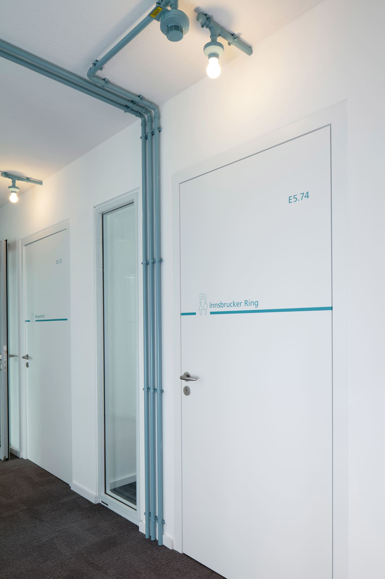 Bürozugang mit sichtbaren Leitungen – Smartwork: neue Bürowelten bei den Stadtwerken München