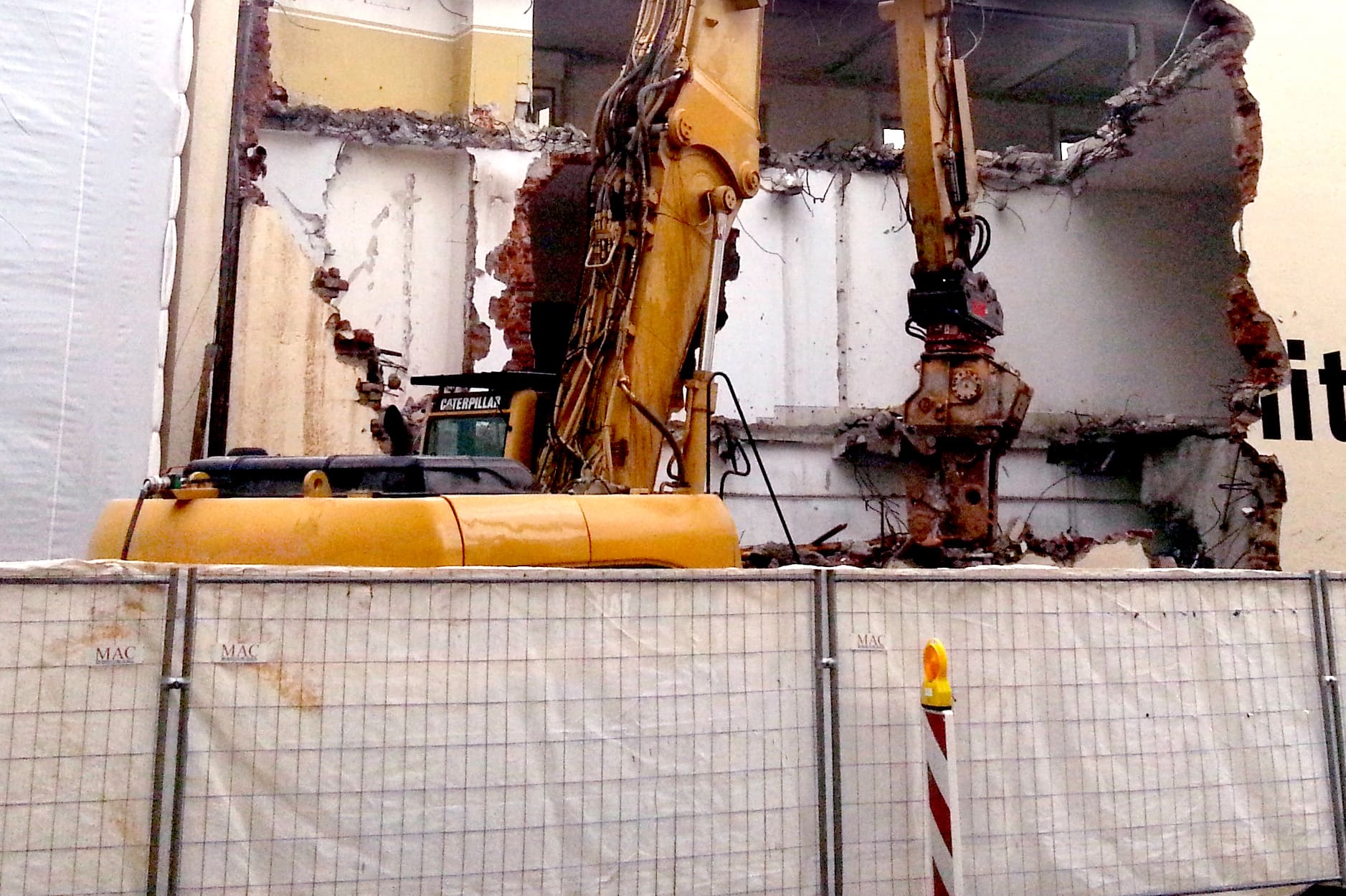 Abbrucharbeiten mit hydraulischer Zange im Innenbereich – Umspannwerk Schwabing: Rückbau der 10-kV-Anlage
