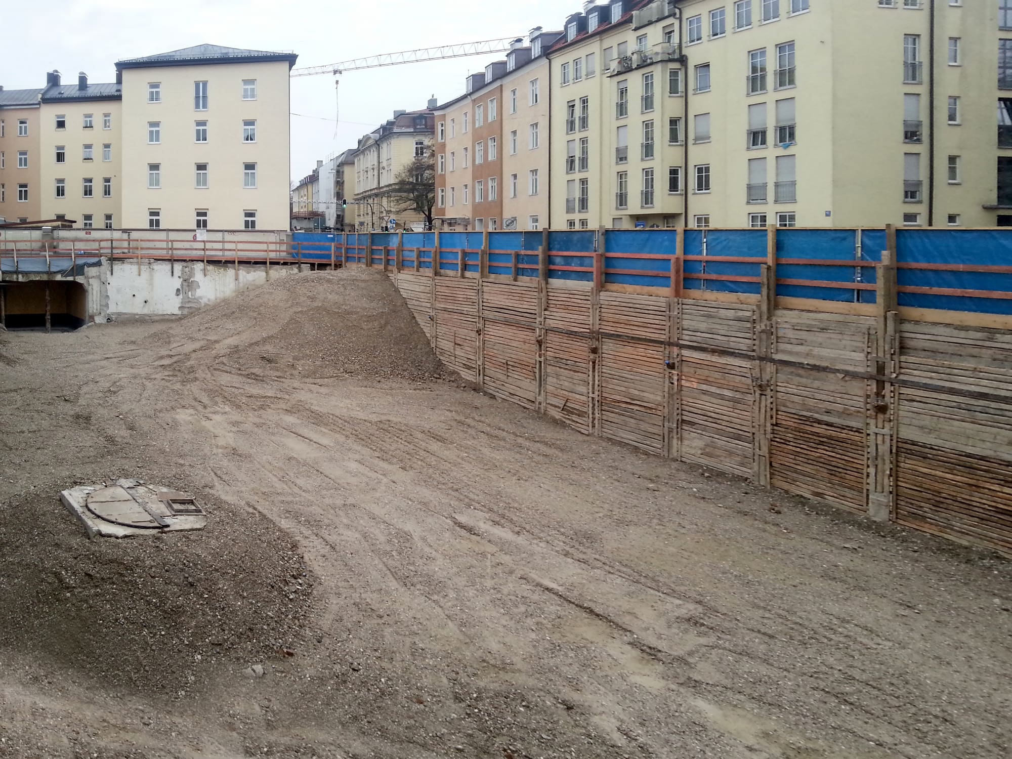 Baugrube mit Verbau entlang der Straße – Umspannwerk Schwabing: Rückbau der 10-kV-Anlage