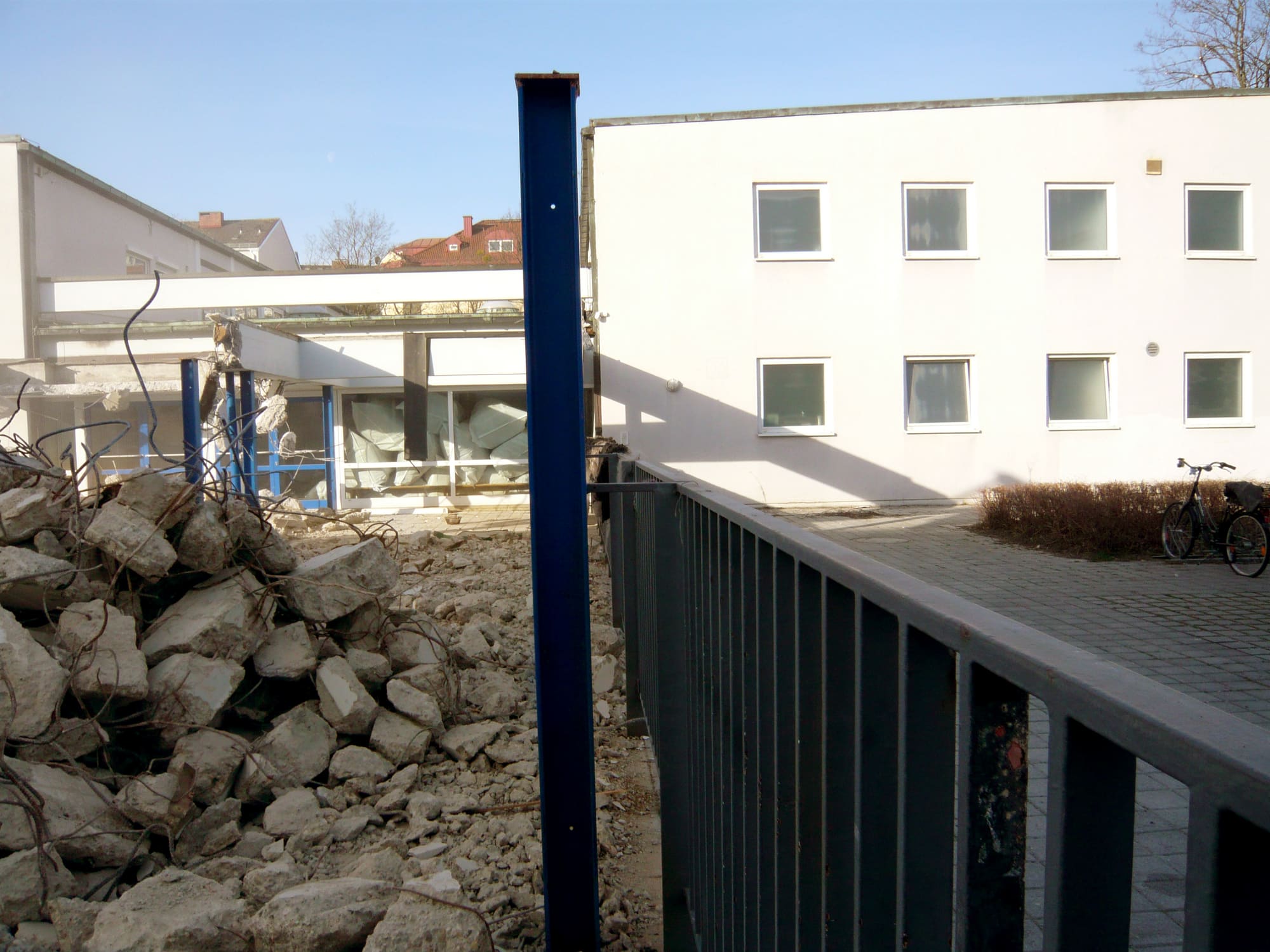 Baustellenabgrenzung neben dem Schulgebäude – Abbruch der Schulturnhalle an der Kapschstraße in München