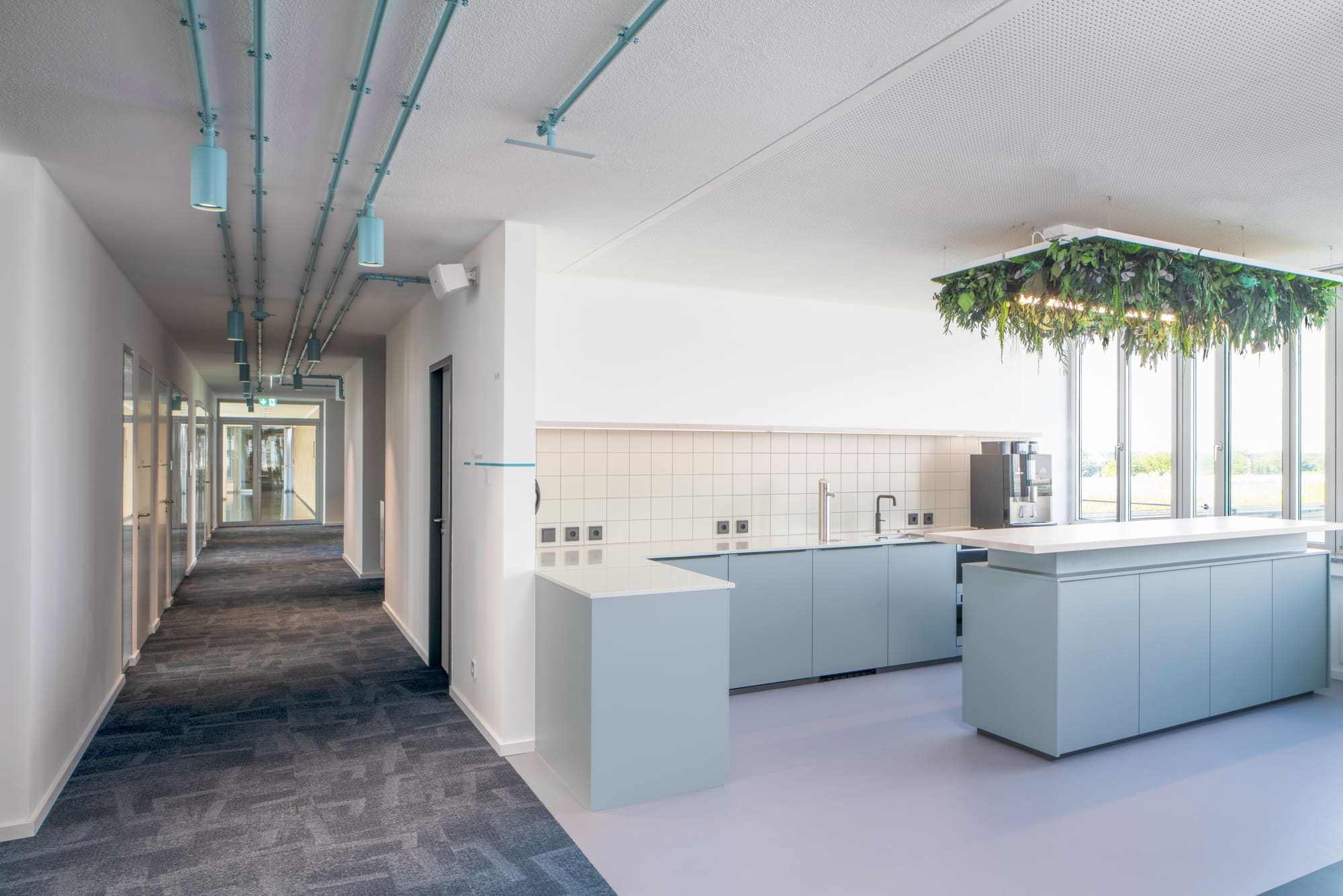 Offener Küchenbereich neben einem Büroflur – Smartwork: neue Bürowelten bei den Stadtwerken München
