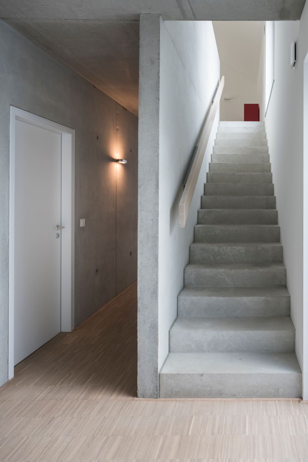 Innenliegende Treppe mit schlichten Wandflächen – Einfamilienhaus in Oberschweinbach: Ausschreibung und Vergabe