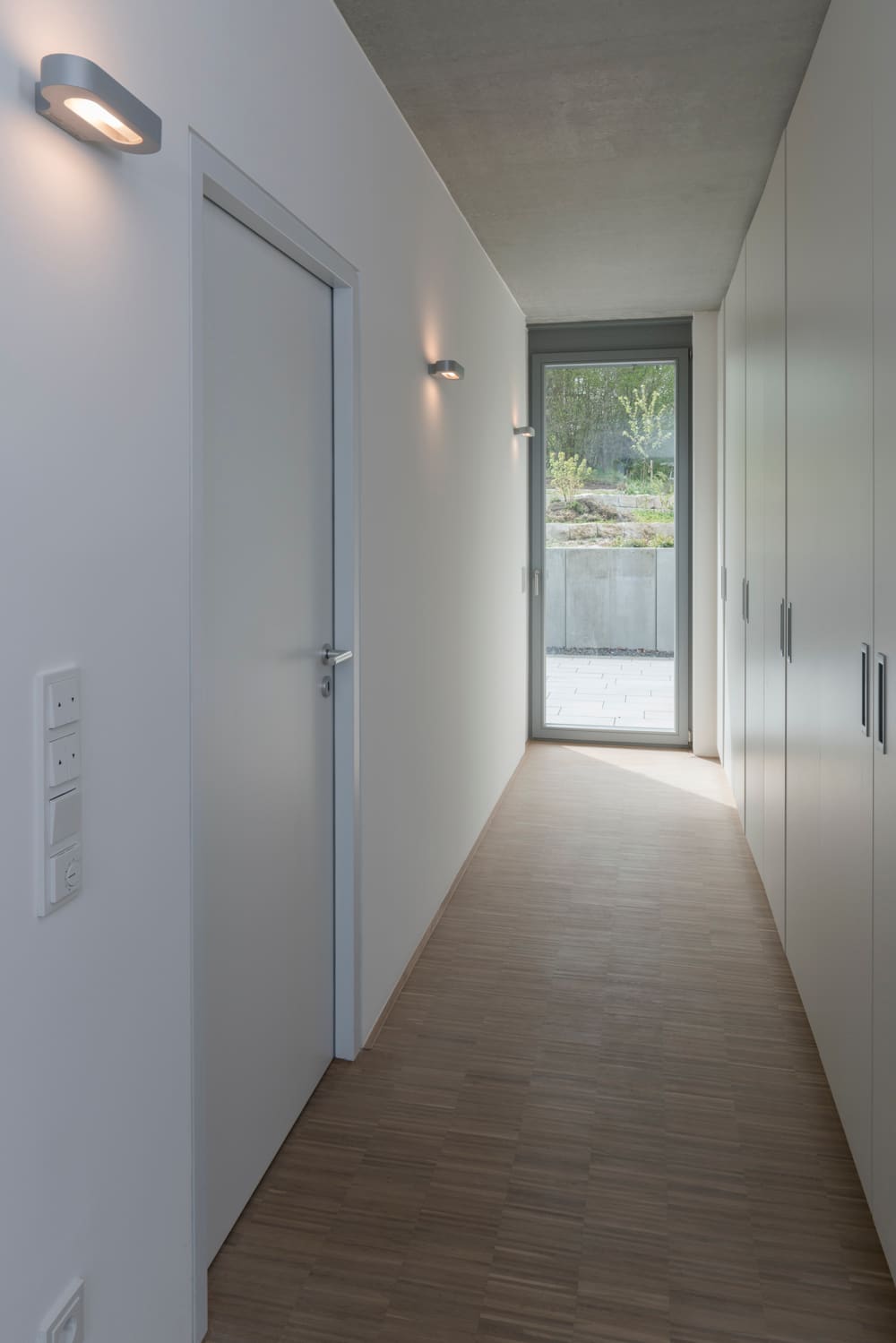 Schmaler Flur mit Blick ins Freie – Einfamilienhaus in Oberschweinbach: Ausschreibung und Vergabe