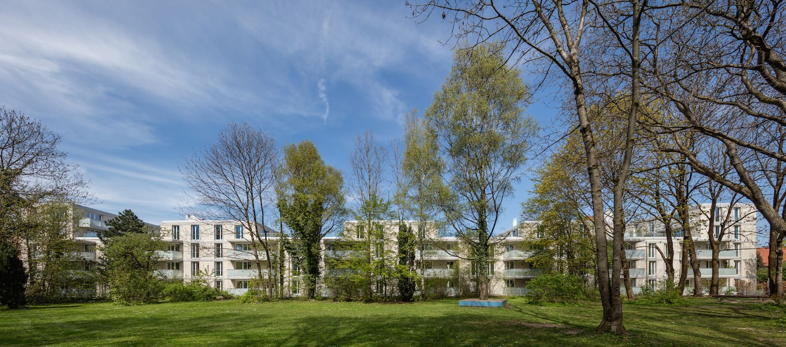 Wohnanlage vom angrenzenden Grünbereich aus – Hansastraße 89: Neubau von 73 Wohnungen in München