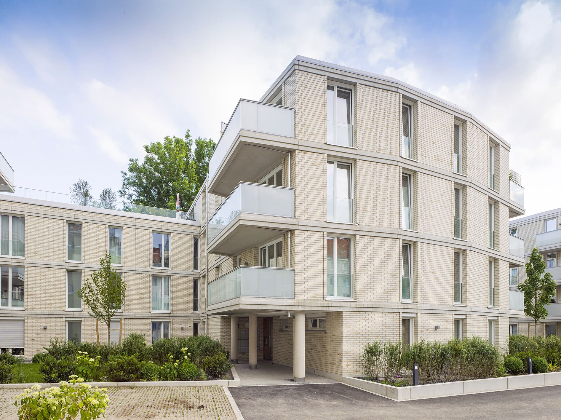 Eckansicht des Wohngebäudes mit gestapelten Balkonen – Hansastraße 89: Neubau von 73 Wohnungen in München