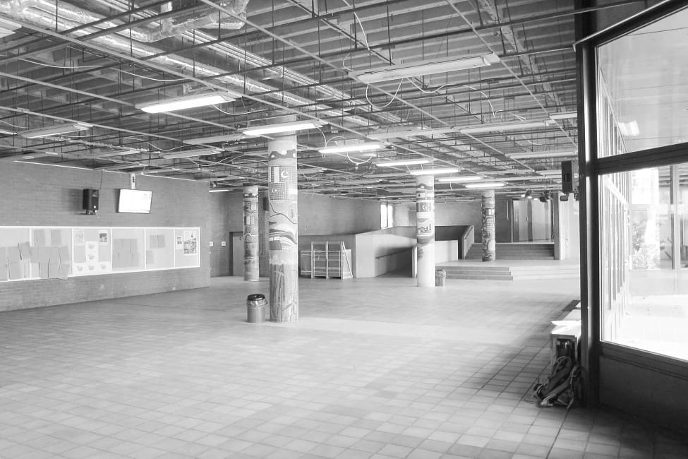 Schwarzweißaufnahme der Pausenhalle im Bestand – Akustische Sanierung der Pausenhalle der Carl-von-Linde-Realschule