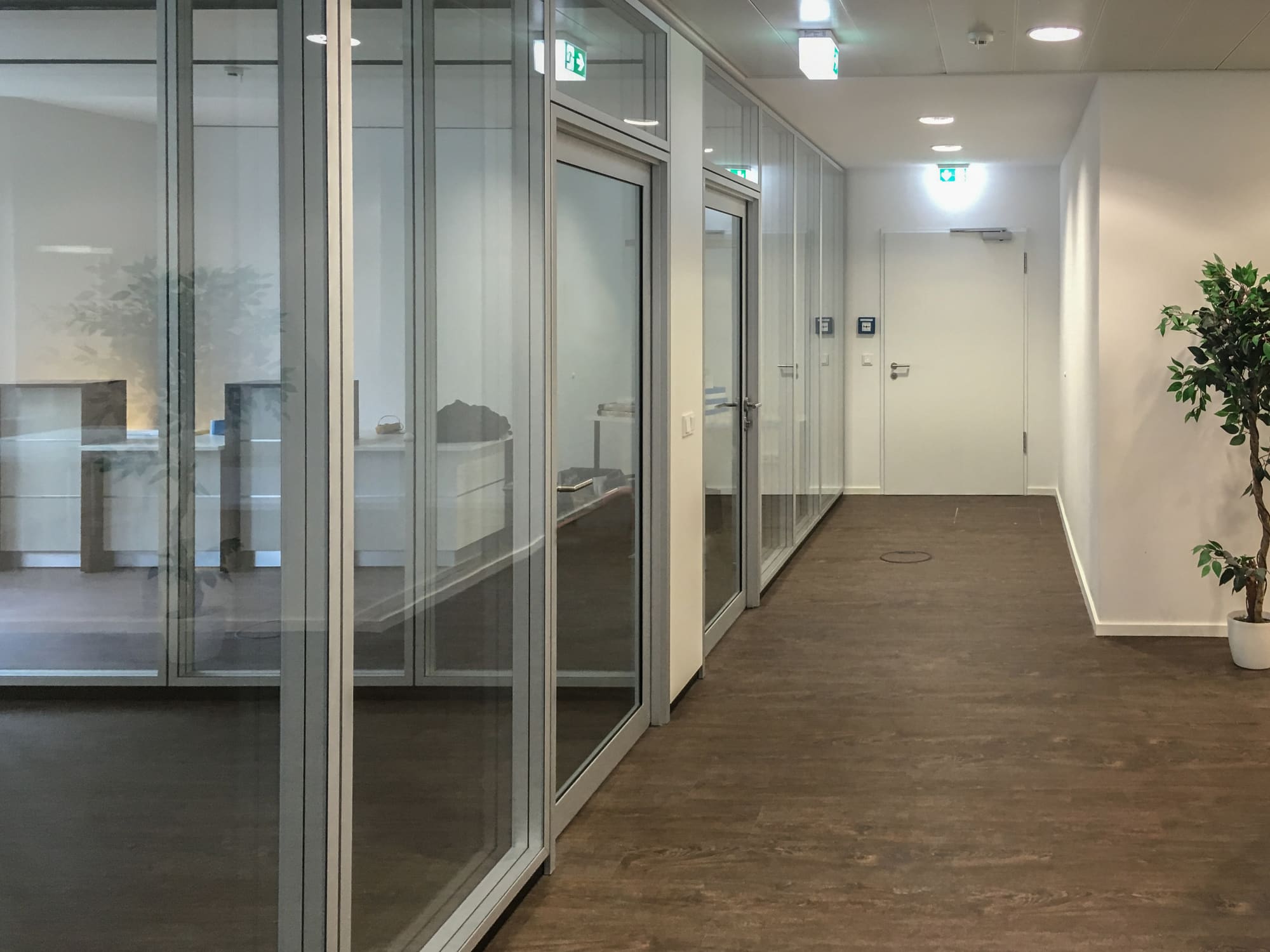 Zugang zu den Unterrichtsräumen entlang des Flurs – Von Büroflächen zur Sprachschule in München