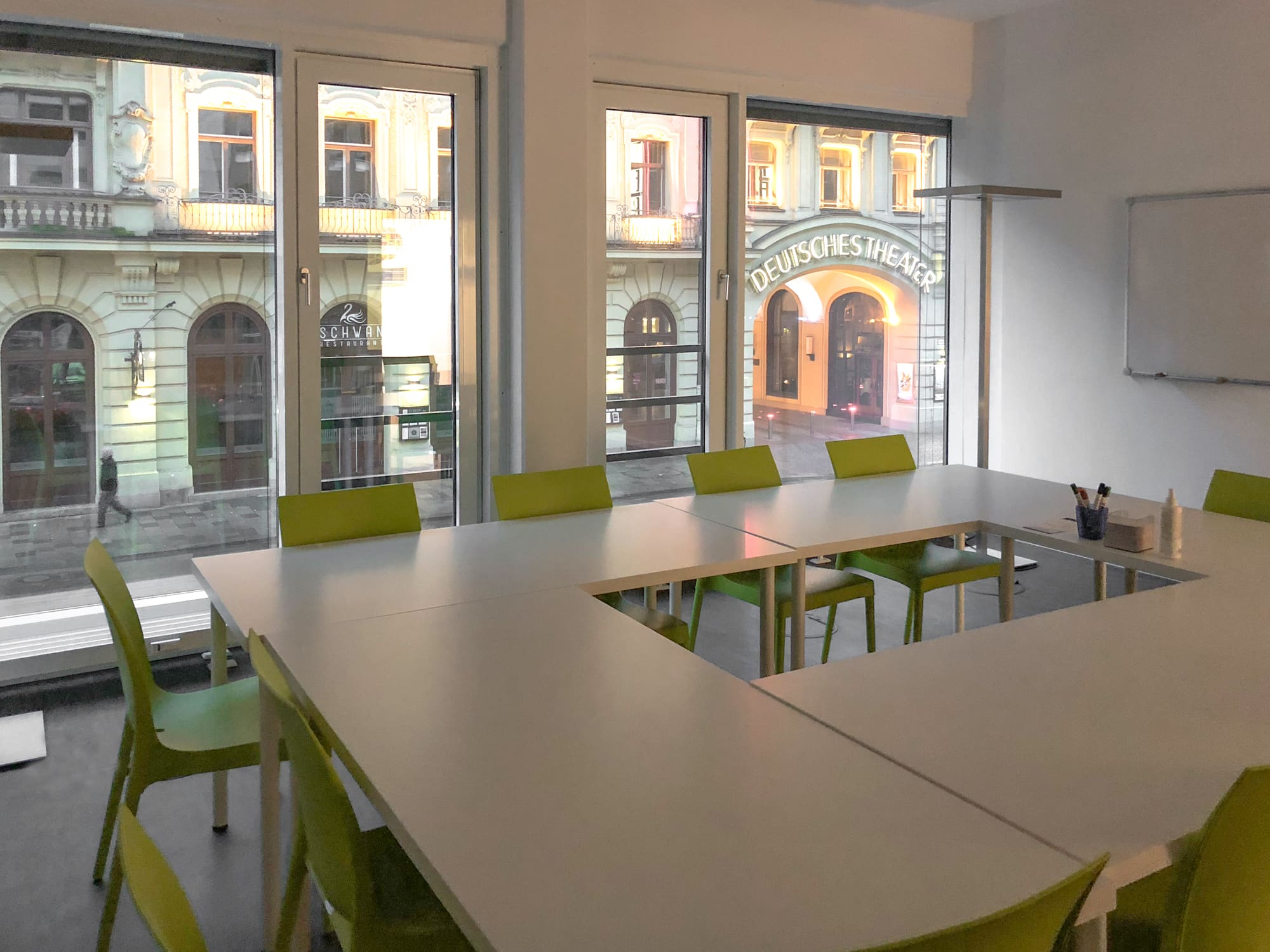 Heller Unterrichtsraum mit straßenseitigen Fenstern – Von Büroflächen zur Sprachschule in München