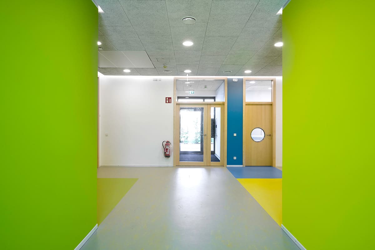 Spielflur mit farbig gestalteten Wänden – Innenausbau eines Kindergartens in Germering