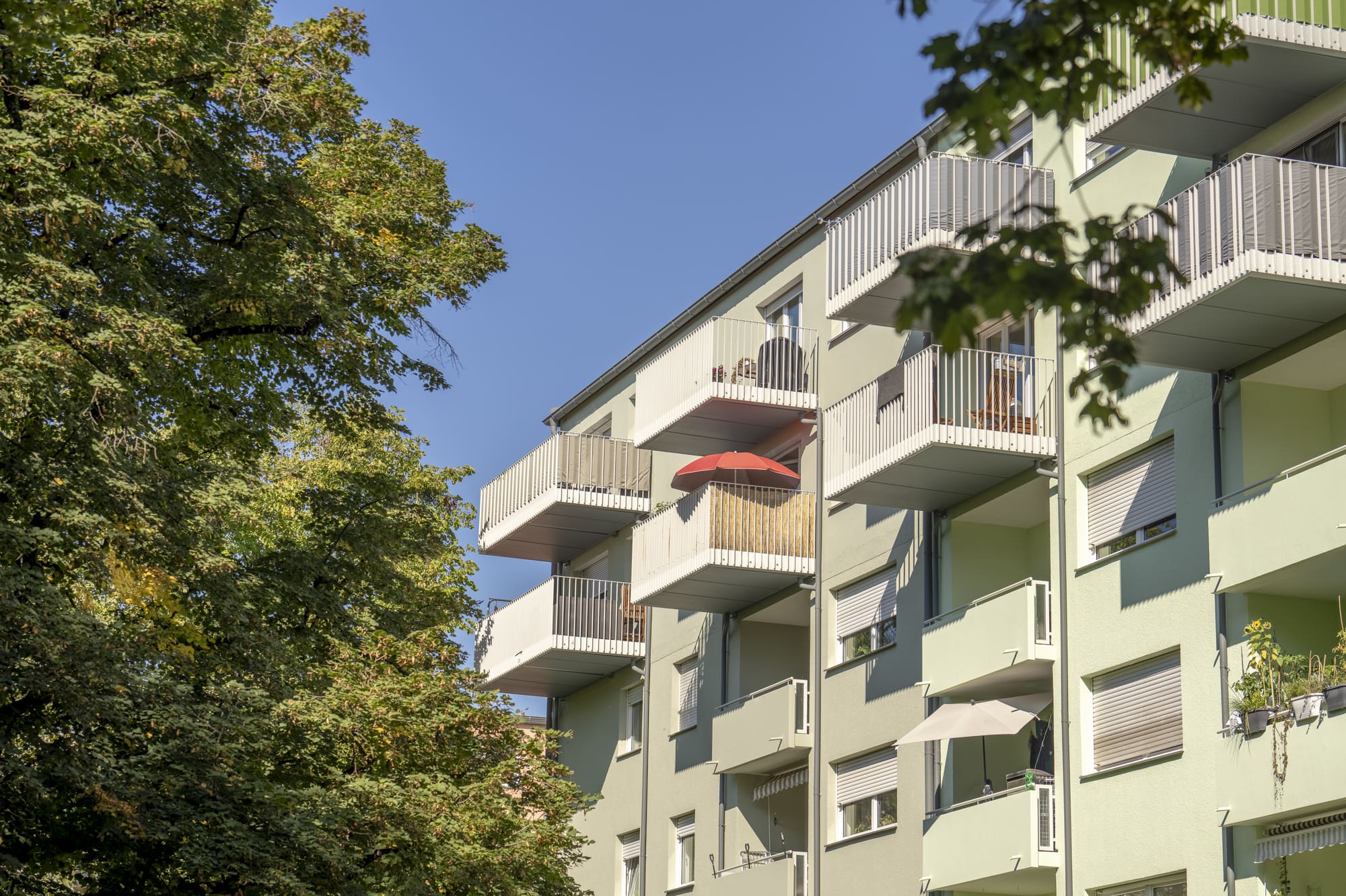Fassadendetail mit auskragenden Balkonen – Nachverdichtung und Aufstockung in München