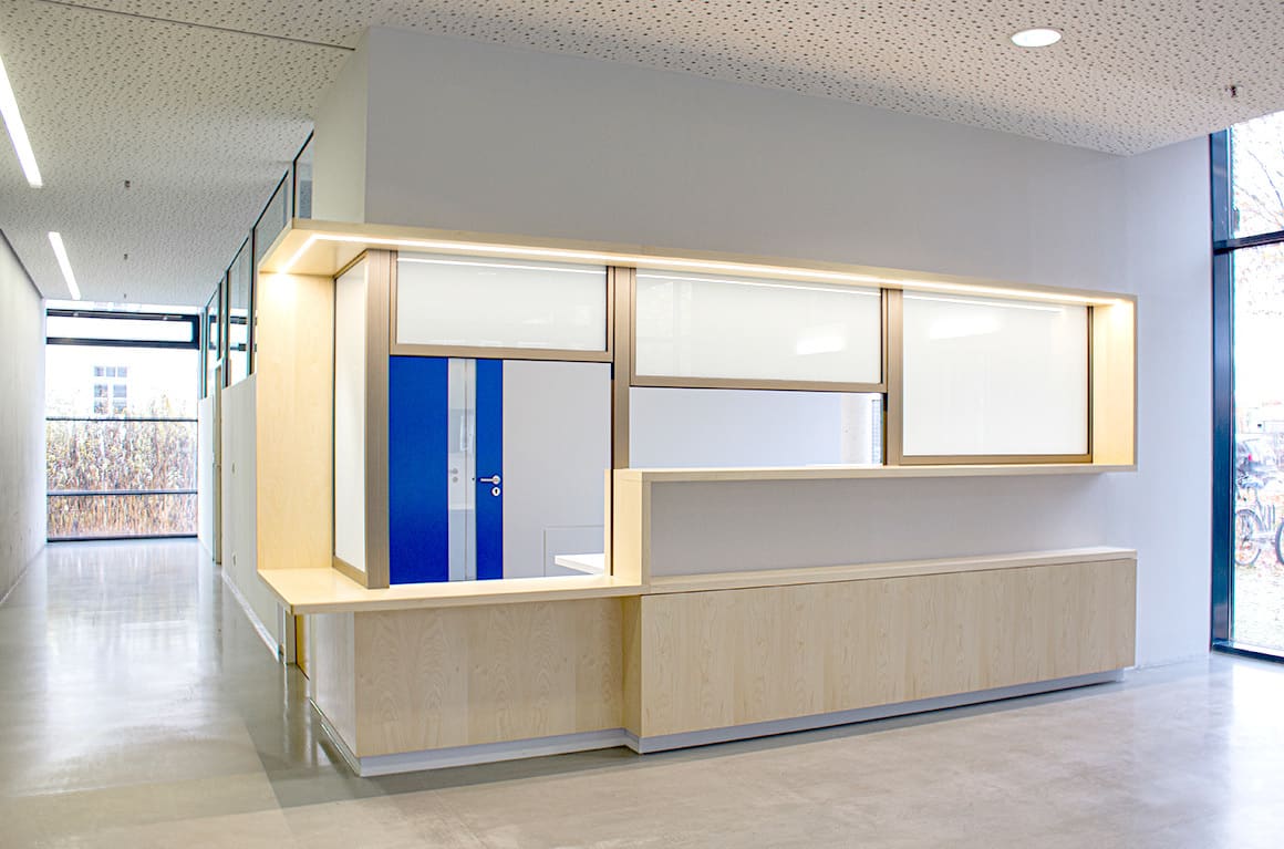 Neue Infothek mit Holzrahmen im Foyer – Umbau der Infothek im Technischen Rathaus München