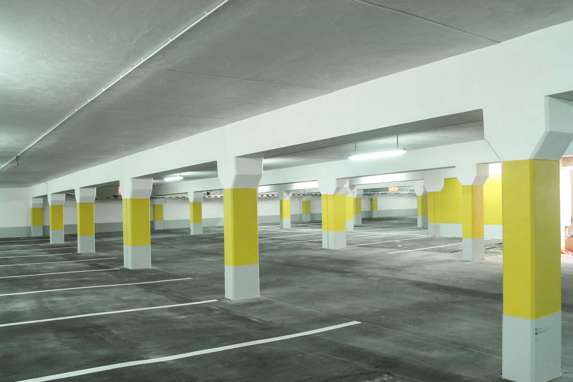 Tiefgarage nach der Instandsetzung mit erneuerten Oberflächen – Betoninstandsetzung der V-Markt-Tiefgarage bei laufendem Betrieb