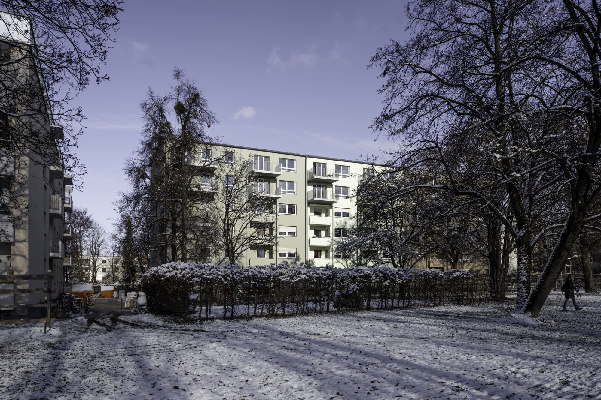 Bestandsansicht der Wohnanlage zwischen Bäumen – Nachverdichtung und Aufstockung in München